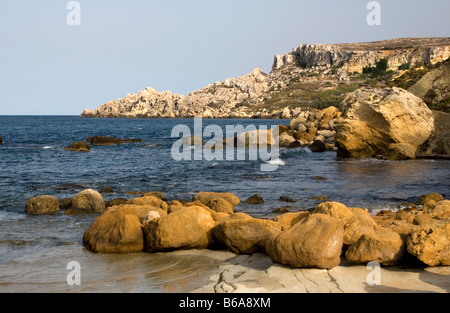 Hautes Falaises grandes pentes d'argile et de blocs baies rocheuses de filets pour caractériser le littoral de la côte nord de l'île de Gozo, à Malte Banque D'Images