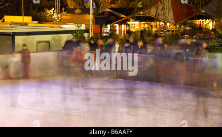 Ecosse Edimbourg Noël patinoire à l'Est des jardins de Princes Street Banque D'Images