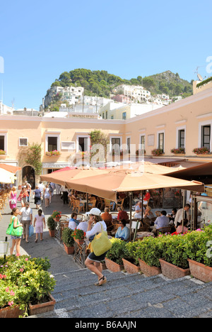 Piazza Umberto I, Piazzetta, est le salon en plein air et le célèbre lieu de rencontre à la ville de Capri, l'île de Capri, Campanie, Italie Banque D'Images