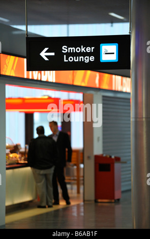 Salon fumeurs, l'aéroport de Zurich Kloten (ZRH) LSZH/Suisse CH Banque D'Images