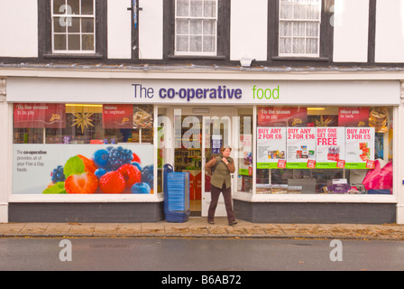 La coopérative co-op food shop store avec le client en Norfolk,UK,Harleston Banque D'Images