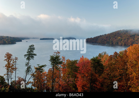 Mist Rising Off Watts Bar Lake à l'aube Rhea Comté Ohio Banque D'Images