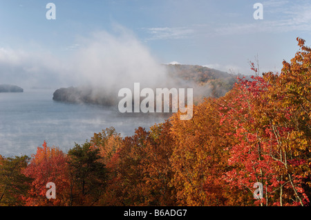 Mist Rising Off Watts Bar Lake à l'aube Rhea Comté Ohio Banque D'Images