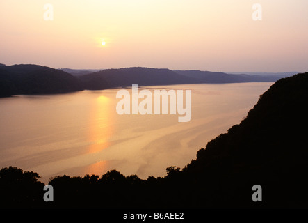 Vue aérienne de la rivière Susquehanna au coucher du soleil, juste à l'ouest de Harrisburg, Pennsylvanie, USA Banque D'Images