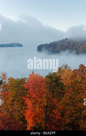 Mist Rising Off Watts Bar Lake à l'aube Rhea Comté Ohio Banque D'Images