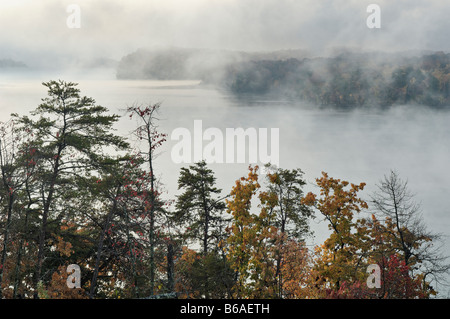 Mist Rising Off Watts Bar Lake à l'aube Rhea Comté Ohio Banque D'Images