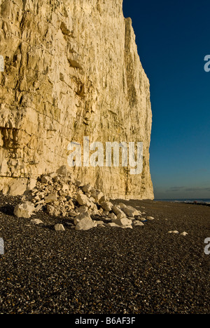 Une falaise tombant à Urrugne dans l'East Sussex. Banque D'Images