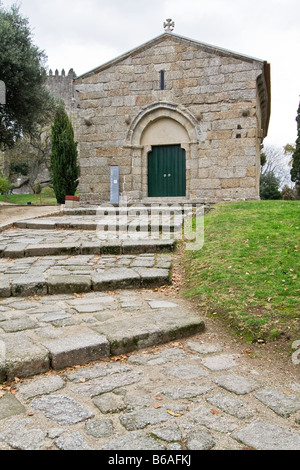 Chapelle romane de Sao Miguel, près du Château de Guimaraes, où de nombreux chevaliers médiévaux sont enterrés. Ville Guimaraes, Portugal. Banque D'Images