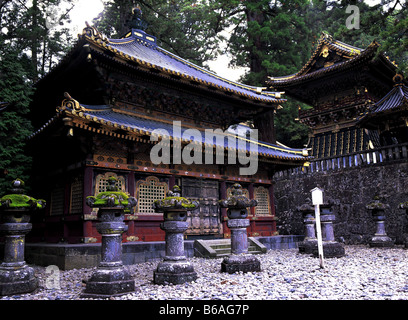 Lanternes en pierre au Toshogu à Nikko, Japon Banque D'Images