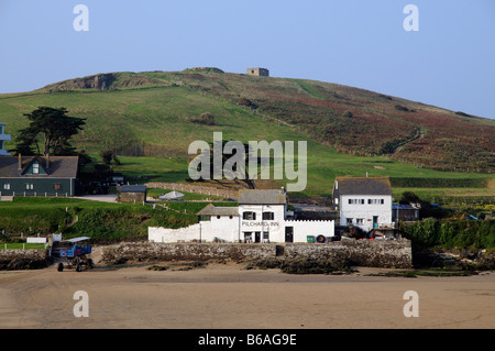 Pilchard Inn sur l'île de Burgh, Devon, Angleterre Royaume-uni vu de l'autre côté de la plage de Bigbury on Sea Banque D'Images