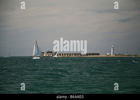 D'autres yachts en face de Château de Hurst fort dans le Solent Hampshire England UK Banque D'Images