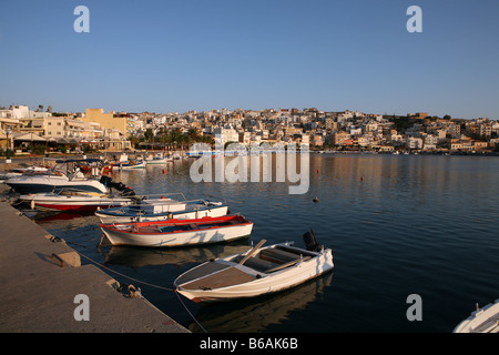 Une vue sur le port de Sitia avec ses petits bateaux de pêche début sur un matin d'été en 2007 Banque D'Images