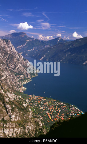 Vue sur Limone sul Garda de près de Monte Bestone, Brescia, Lombardie, Italie. Banque D'Images