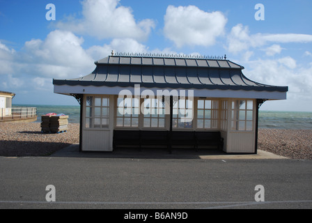 Abri de plage sur une journée ensoleillée à Worthing à marcher le long de la promenade, fronts de mer West Sussex, Angleterre Côte Sud Banque D'Images