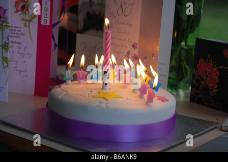 8Oe anniversaire cake et cartes Banque D'Images