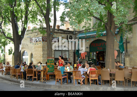 Les gens assis dans le jardin de la bière d'un bar, Montpellier, France Banque D'Images