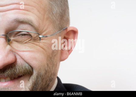 L'homme portant des lunettes de rire, close-up Banque D'Images