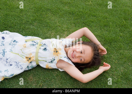Girl lying on grass Banque D'Images