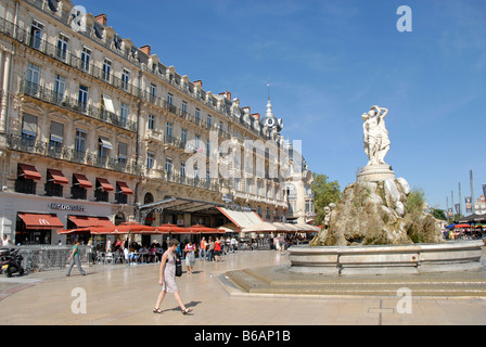 Les gens en passant devant la fontaine sur la place principale historique 'Place de la Comédie', Montpellier, France, Europe Banque D'Images