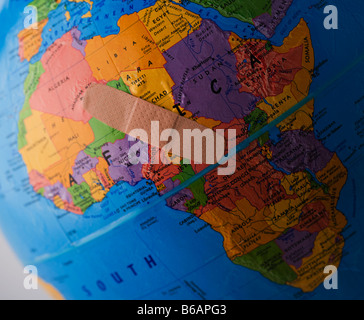 Band-Aid sur globe showing Africa Banque D'Images