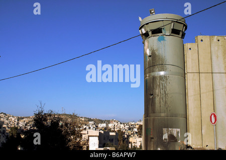 Un Israélien watch tower sur le mur de séparation à Bethléem Banque D'Images