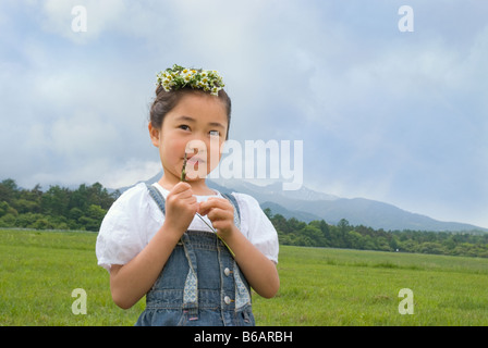 Fille avec la couronne de fleurs Banque D'Images