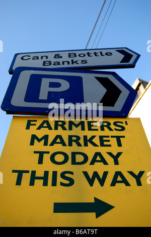 Panneau jaune annonçant un marché de fermiers, à Twickenham, Middlesex, Angleterre Banque D'Images