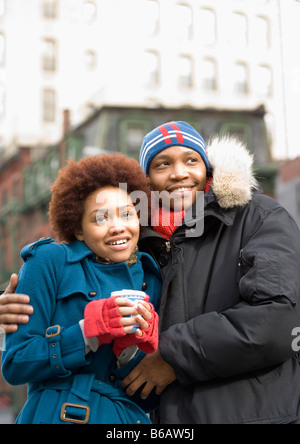 African man hugging girlfriend Banque D'Images