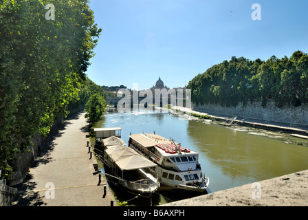 Vue de la basilique Saint Pierre et le Ponte Sant'Angelo sur le Tibre, Rome, Latium, Italie, Europe. Banque D'Images