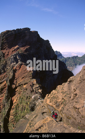 Deux marcheurs sur le chemin entre Pico do Arieiro et Pico Rivo, Madère, Portugal. Banque D'Images