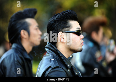 Rockabilly Danseurs de Harajuku à Tokyo qui dansent à l'extérieur de la musique 1950 tous les dimanches du Parc Yoyogi Banque D'Images