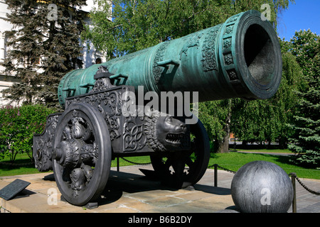 Le Tsar Cannon (1586) au Kremlin, à Moscou, Russie Banque D'Images