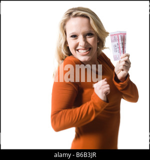 Femme tenant des billets de concert Banque D'Images