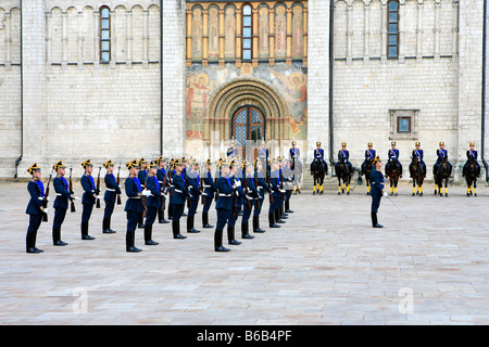 Le Régiment du Kremlin sur le défilé à la place de la cathédrale à l'intérieur du Kremlin à Moscou, Russie Banque D'Images