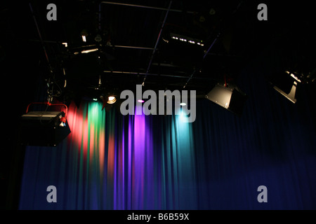 Allumé softbox, fresnel et lumières parcan suspendu à un système d'éclairage en studio, Worcester, Worcestershire Banque D'Images