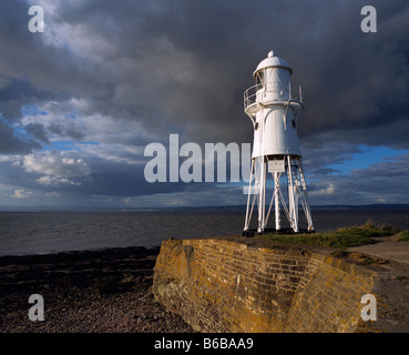 Le phare de Black Nore surplombe le canal de Bristol et l'estuaire de Severn. Portishead, Somerset, Angleterre. Banque D'Images