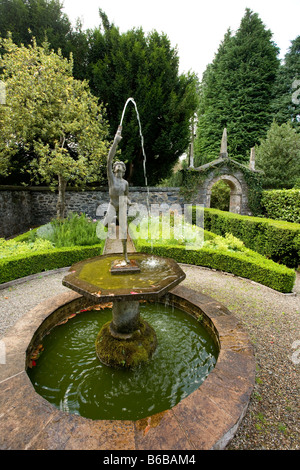 Jardin du Château de Gwydir Fontaine Conwy dans le Nord du Pays de Galles Banque D'Images