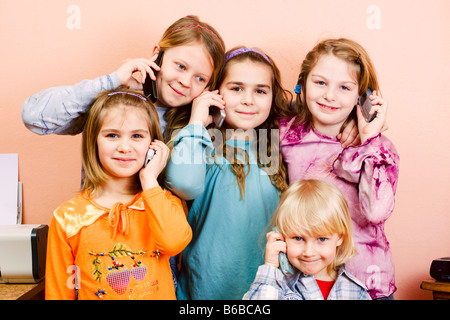 Groupe d'enfants appelant les filles de gauche 6 11 9 et 9 ans garçon 4 ans Banque D'Images