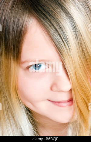 Juste 11 ans fille brune aux yeux bleus Banque D'Images