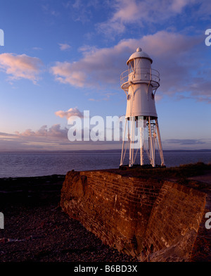 Le phare de Black Nore surplombe le canal de Bristol et l'estuaire de Severn. Portishead, Somerset, Angleterre. Banque D'Images