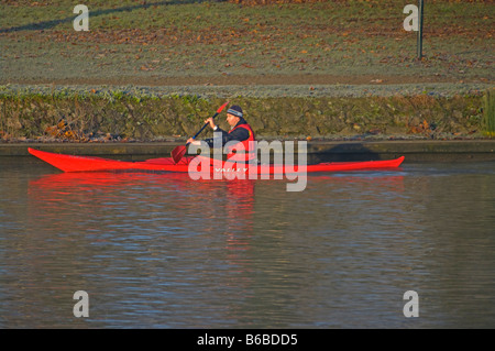 Tôt le matin un canoteur canoë sur la Tamise à Kingston Upon Thames Banque D'Images