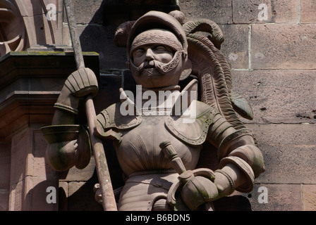 Sculpture d'un chevalier en armure médiévale sur l'entrée de Château d'Heidelberg Banque D'Images