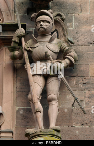 Sculpture d'un chevalier en armure médiévale sur l'entrée de Château d'Heidelberg Banque D'Images