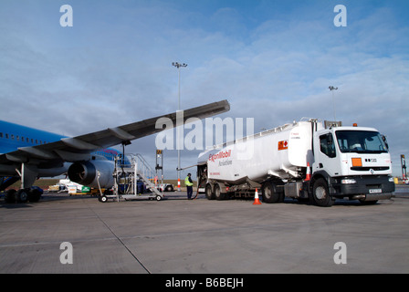 ExxonMobil Aviation avions ravitailleurs technicien à l'aéroport de Birmingham Banque D'Images