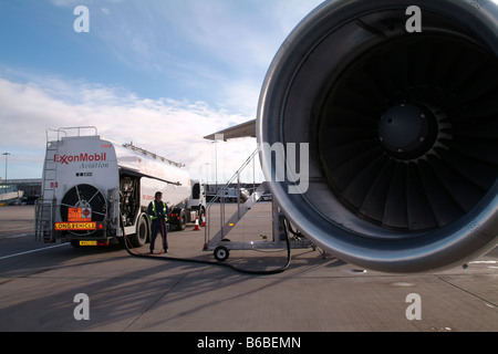 ExxonMobil Aviation avions ravitailleurs technicien à l'aéroport de Birmingham Banque D'Images