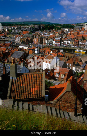 Tôt le matin, vue panoramique sur la ville et le port de Whitby, North Yorkshire Banque D'Images