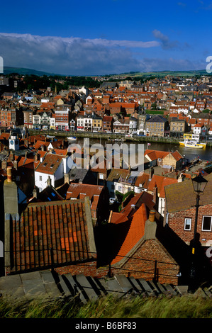 Tôt le matin, vue panoramique sur la ville et le port de Whitby, North Yorkshire Banque D'Images