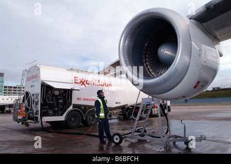 ExxonMobil ravitaillement technicien British Airways BA146 avion à l'aéroport de Birmingham Banque D'Images