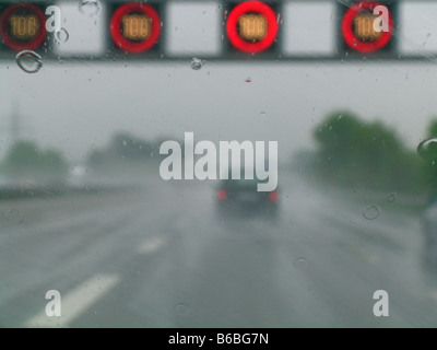 Voiture sur route mouillée Banque D'Images