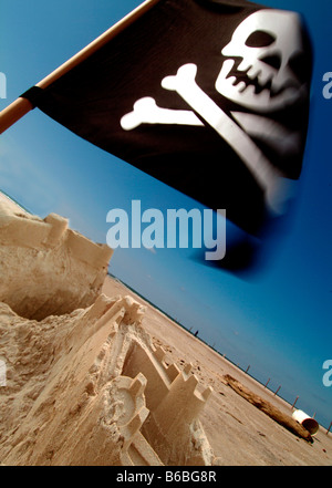 Drapeau pirate voltigeant sur beach Banque D'Images